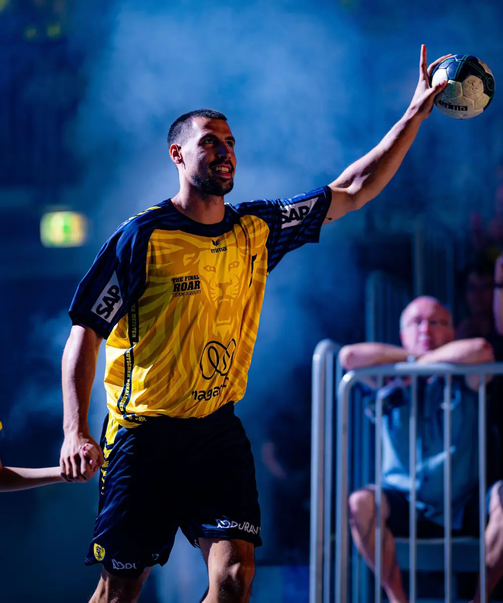 signiertes THE FINAL ROAR Trikot #5 Martinović