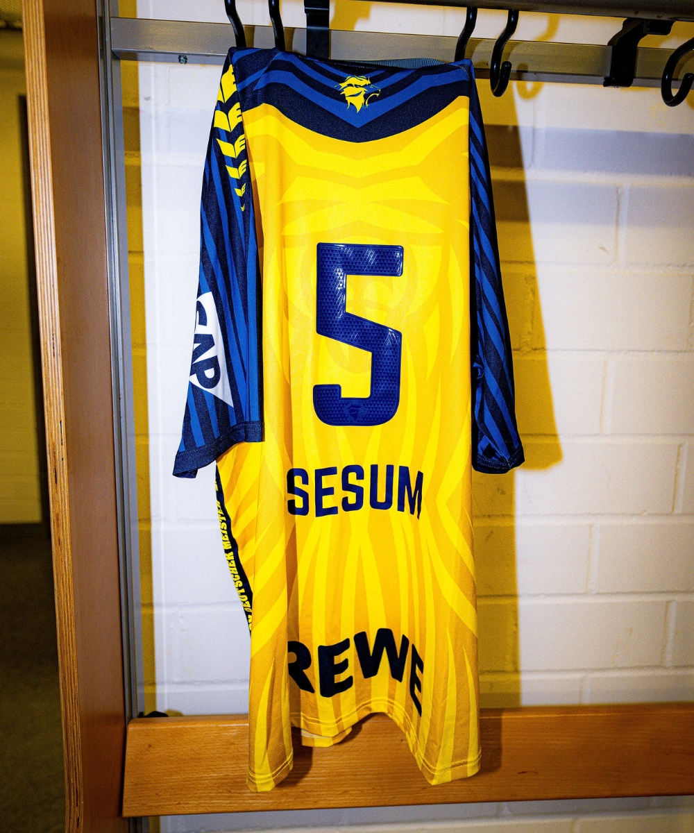 signiertes THE FINAL ROAR Trikot #5 Šešum