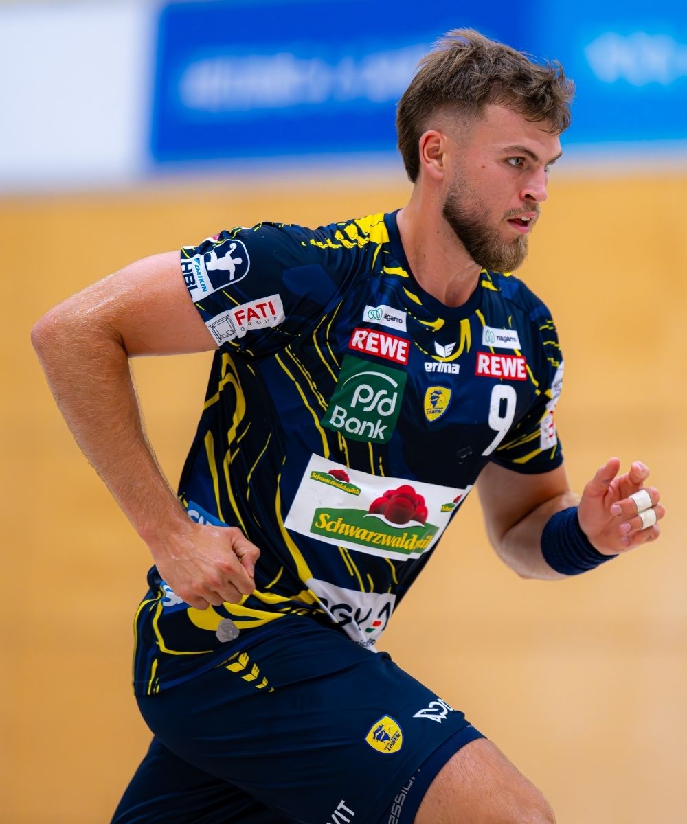 signiertes MATCHWORN Auswärtstrikot 25/26 #9 Plucnar