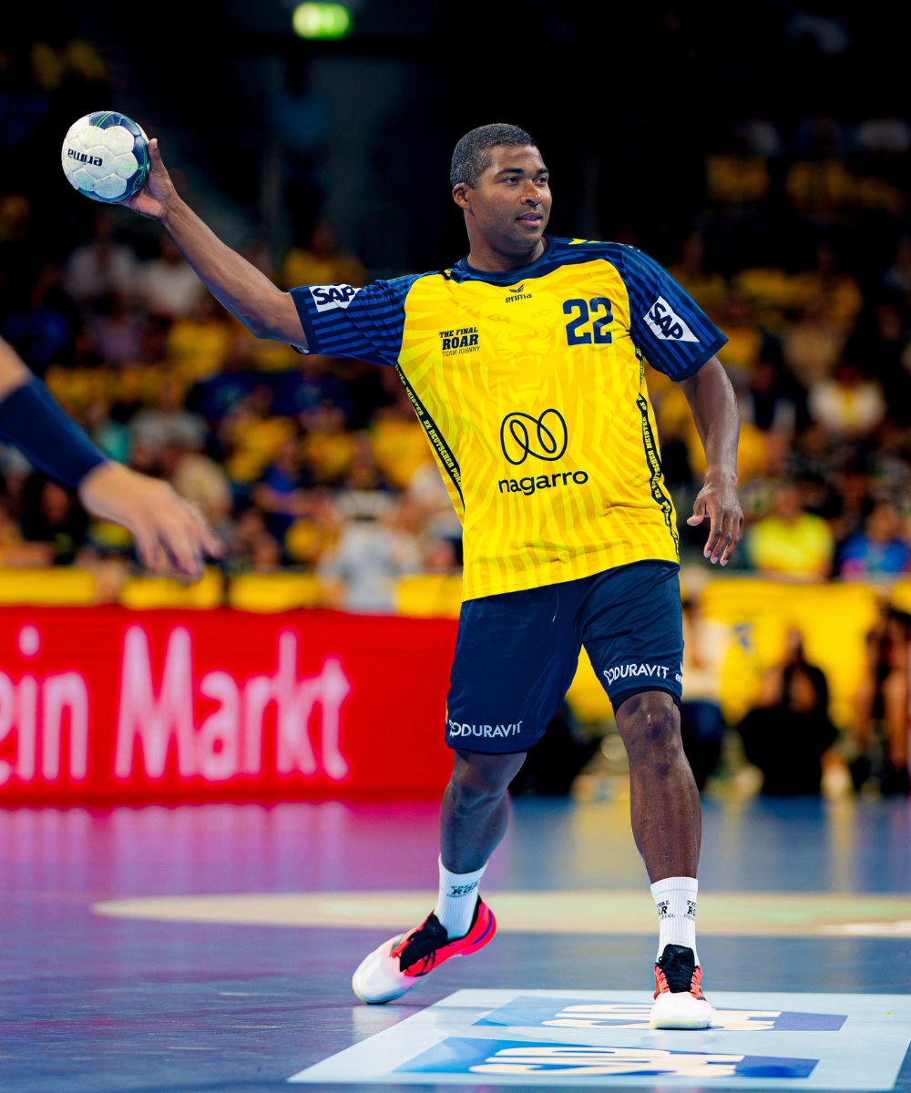 signiertes THE FINAL ROAR Trikot #22 Mensah Larsen