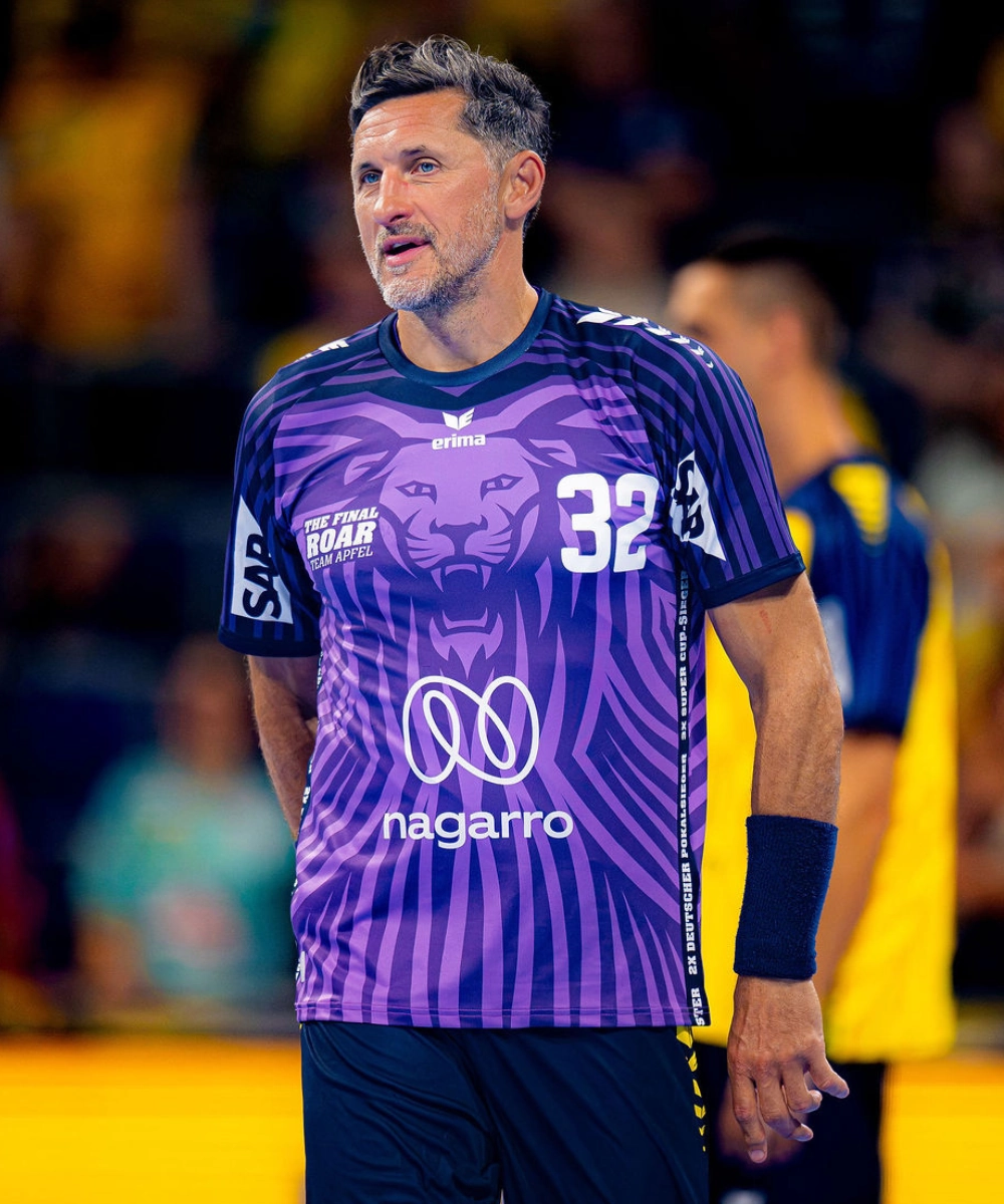 signiertes THE FINAL ROAR Trikot #32 Petersson