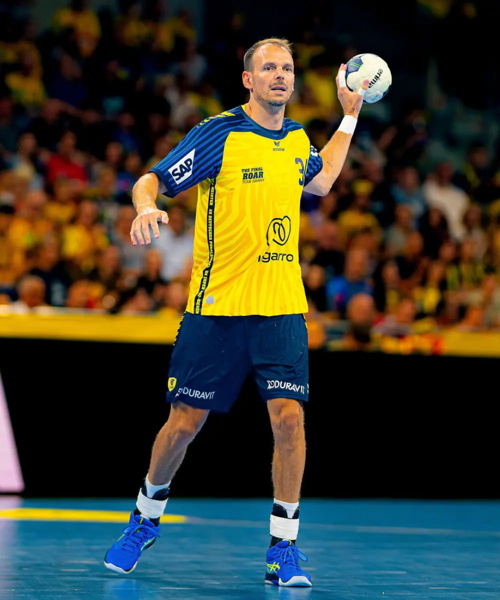 signiertes THE FINAL ROAR Trikot #34 Häfner
