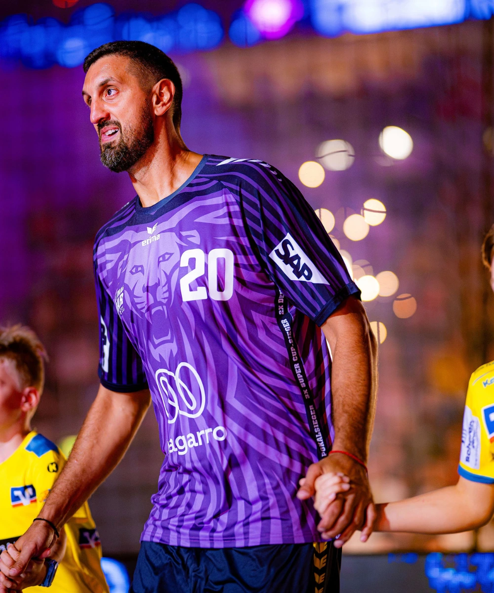 signiertes THE FINAL ROAR Trikot #20 Abutović