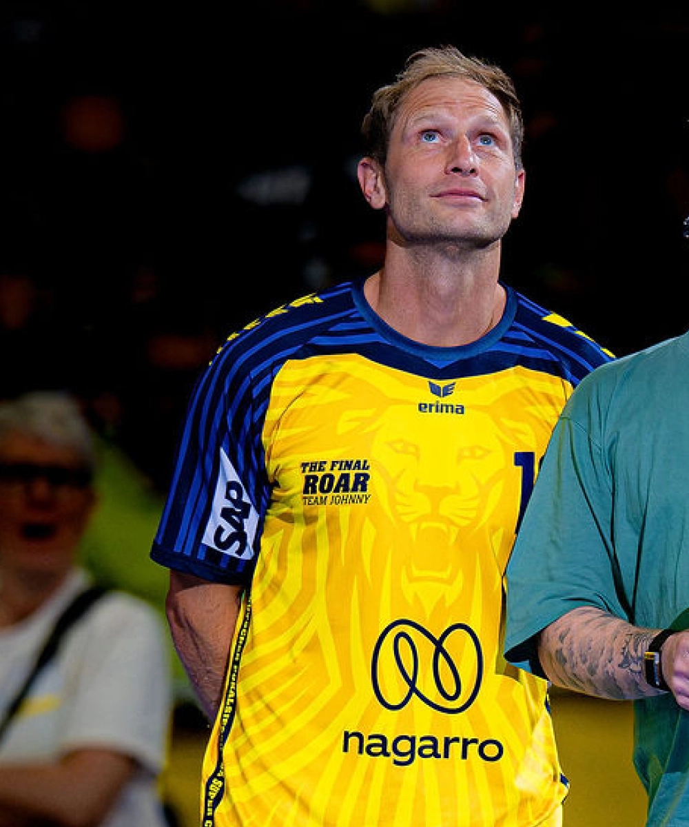 signiertes THE FINAL ROAR Trikot #13 Weinhold